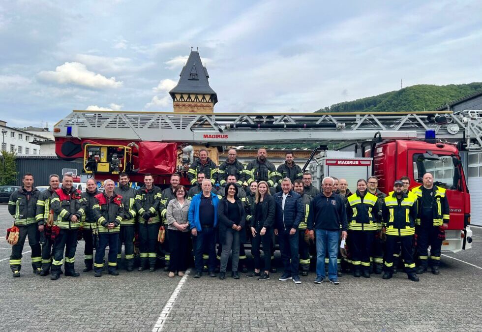 Spendenscheck für Freiwillige Feuerwehr